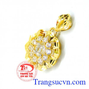 Mặt dây hoa bất tử vàng 10k là món quà ý nghĩa tặng phái đẹp trong các ngày lễ, kỷ niệm