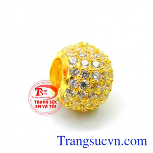 Mặt dây chuyền nữ vàng sang trọng dễ dàng kết hợp với dây chuyền