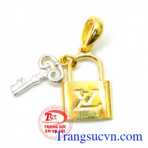 Sản phẩm mặt dây kiểu dáng khóa tình yêu kiểu dáng ý nghĩa đẹp bền chặt trọng tình yêu,Sản phẩm được chế tác trên vàng 10k đủ chuẩn trọng lượng vàng thế giới