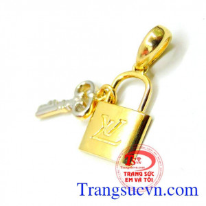 Mặt dây chuyền nữ vàng quý phái dễ kết hợp cùng nhiều kiểu dây chuyền vàng