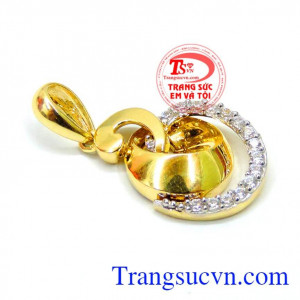 Mặt dây chuyền nữ vàng quý phái dễ kết hợp cùng nhiều kiểu dây chuyền vàng