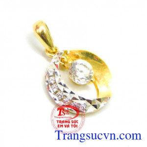 Sản phẩm mặt dây chuyền nữ vàng quý phái dễ kết hợp cùng nhiều kiểu dây chuyền vàng