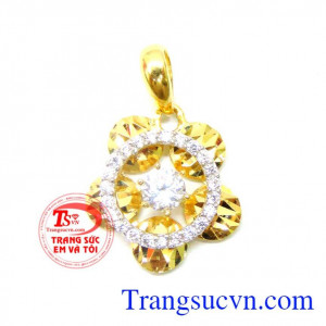 Sản phẩm mặt dây nữ korea bông hoa may mắn là mặt dây chuyền vàng tây dành cho nữ