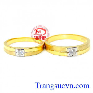 Cặp nhẫn cưới vàng hạnh phúc là minh chứng cho tình yêu và sự trung thành của đời sông hôn nhân và gia đình hạnh phúc