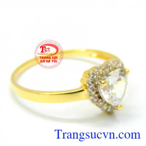 Được thiết kế tinh tế,nhẫn đeo nhỏ và xinh xinh trên ngón tay đeo nhẫn. Nhẫn nữ vàng 10k trái tim yêu thương
