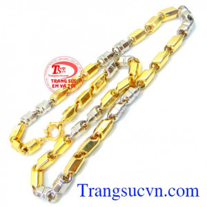 Dây chuyền nam đẹp cho phái mạnh thể hiện được sự phong cách mạnh mẽ, sắc sảo và phá cách là sự kết hợp chúng với những bộ trang phục của mình để luôn bắt kịp xu hướng thời trang nam mới nhất trong mùa này