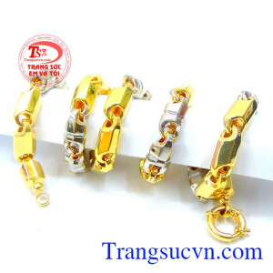 Dây chuyền nam đẹp cho phái mạnh thể hiện được sự phong cách mạnh mẽ, sắc sảo và phá cách là sự kết hợp chúng với những bộ trang phục của mình để luôn bắt kịp xu hướng thời trang nam mới nhất trong mùa này