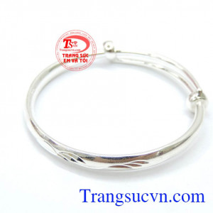 Vòng tay bạc cho bé may mắn