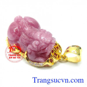ngoài khả năng nó mang lại cho người dùng thì nó còn là niềm tin vào phép màu trong cuộc sống để ta có thể mạnh mẽ bước về tương lai an tâm hơn, tự tin hơn, Tỳ hưu ruby may mắn bọc vàng đẹp