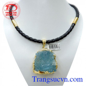 Bộ trang sức may mắn hợp mệnh thủy là sự kết hợp hài hòa giữa dây da bọc vàng kết hợp với mặt phật đá aquamarine tạo nên vẻ đẹp sang trọng lịch lãm cho nam