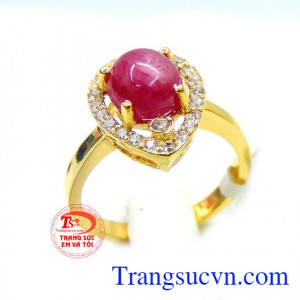 Đá ruby thiên nhiên đã tỏa ra một vẻ đẹp sang trọng không thể cưỡng lại. Nhẫn ruby nữ tính thời trang đẹp