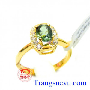 Hợp mệnh hợp phong thủy là viên Đá biểu tượng cho sự giàu sang, thịnh vượng, tình yêu và long thủy chung. Nhẫn nữ saphire dành tặng phái đẹp