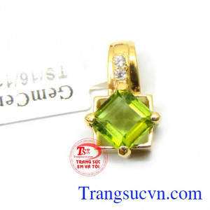 Mặt dây peridot nữ tính yêu thương là loại đá có màu sắc kết hợp giữa vàng cao quý và xanh lục hi vọng