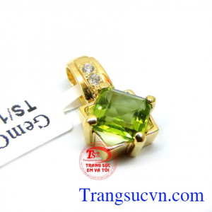 khi đeo trang sức đá peridot nó giúp người đeo xua tan nỗi sợ hãi trong đêm tối và đem lại cho họ đức tính ôn hòa, hôn nhân hạnh phúc, mĩ mãn việc dùng đá này làm bùa hộ mệnh càng phổ biến