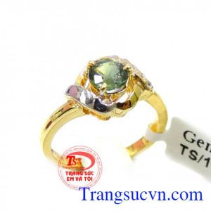 Sapphire còn được coi là đá của mùa cưới, mùa hy vọng và tình yêu. Nhẫn saphire nữ tính ngọt ngào