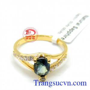 Thiết kế với các vòng xuốn đính đá tấm xung quanh tạo vẻ sang trọng, quý phái. Nhẫn saphire nữ may mắn yêu thương