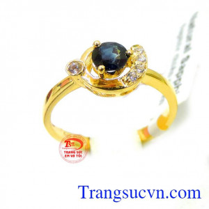Hơn thế nữa, Sapphire còn được coi là viên đá của mùa cưới, mùa hy vọng và tình yêu. Nhẫn saphire nữ duyên dáng đẹp