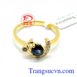 Đính đá sapphire tôn lên vẻ đẹp quyền quý của người phụ nữ có sự thông minh sắc sảo và có trí tuệ là biểu tượng cho tình yêu, niềm vui, sự giàu có và lòng trung thực. Nhẫn saphire nữ duyên dáng đẹp