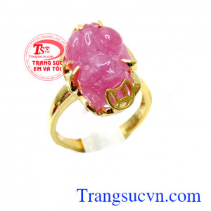 Giúp gia chủ chiêu tài phát lộc, hưng vượng, đại phú đại quý là linh vật linh thiêng đem đến tài lộc, cát khí, phù hộ gia chủ về mặt sức khỏe, sự nghiệp. Nhẫn nữ tỳ hưu ruby tài lộc
