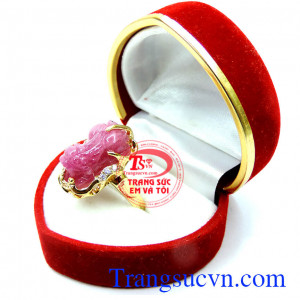 Thích hợp với người kinh doanh buôn bán, cầu mạnh về tài lộc. Nhẫn nữ tỳ hưu mang lại tiền tài