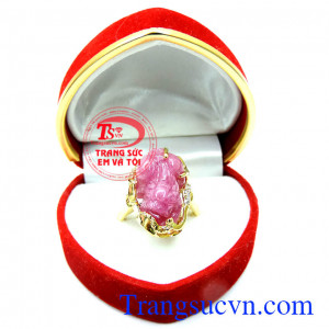 Nhẫn nữ tỳ hưu mang lại tiền tài là linh vật số 1 trong phong thủy mạnh về chiêu hút tài lộc, trừ tà, hóa sát. 