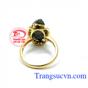 Khách hàng ưa chuộng sản phẩm nhẫn nữ vàng tây 10k bền đẹp. Nhẫn tỳ hưu saphire nữ tính đẹp