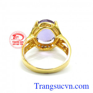 Đeo hợp thời trang hợp mệnh hợp phong thủy mang lại niềm vui nhiều điều may mắn. Nhẫn thạch anh tím thời trang đẹp