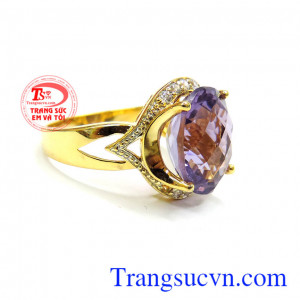Kết hợp thạch anh tím thiên nhiên mang lại vẻ đẹp sang trọng quý phái cho nữ tôn lên được vẻ đẹp. Nhẫn thạch anh tím thời trang đẹp