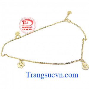 lắc chân nữ vàng đính nhiều loại hình nhưng tiêu biểu là hoa tuyết cá tính, thiết kế độc đáo.