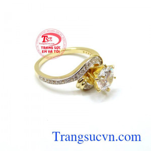 Trên thân nhẫn có một cài viên đá trắng sáng mang đến sự nổi bật và điệu đà. Nhẫn nữ đính đá điệu đà đẹp