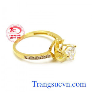 Đính đá đẹp mang đến vẻ đẹp sang trọng quý phái gắn đá tròn lấp lánh. Nhẫn nữ vàng quà tặng yêu thương
