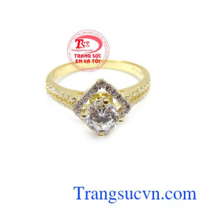 Nhẫn vàng nữ tính đeo tay đẹp mang lại may mắn cho người đeo. 