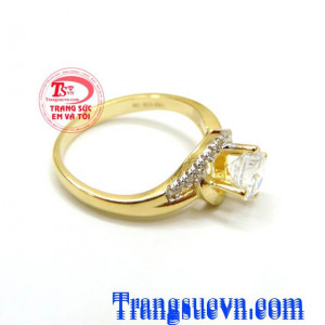 Đặc biệt với những cô nàng có cá tính mạnh mẽ thích thể hiện phong cách của mình. Nhẫn vàng nữ tính thời trang