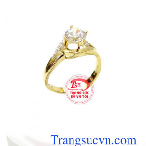 Với thiết kế nhẹ nhành thanh thoát với đường cong đính viên đá ở đầu chiếc nhẫn giúp chiếc nhẫn đeo trên tay của bạn thêm lung linh hơn. Nhẫn vàng nữ tính thời trang