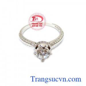 Nhẫn nữ vàng trắng duyên dáng đính đá lấp lánh, thu hút mọi ánh nhìn. 