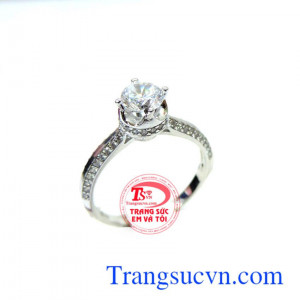 Thiết kế đơn giản mà năng động và thời trang, tôn lên nét cá tính của bạn. Nhẫn nữ vàng trắng duyên dáng