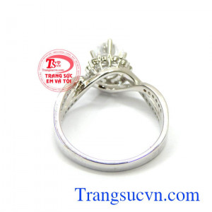 Giúp các nàng càng thêm duyên dáng, dễ thương. Nhẫn vàng trắng cá tính cho nữ