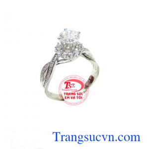 Nhẫn nữ vàng trắng đính đá sang trọng là biểu tượng của sự may mắn, được nhiều bạn gái trẻ yêu thích. Nhẫn vàng trắng cá tính cho nữ