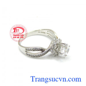 Thích hợp với bộ trang phục đầm – váy đơn giản. Nhẫn vàng trắng cá tính cho nữ