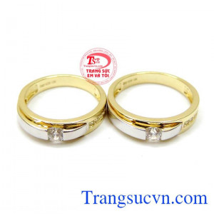 Nhẫn được làm từ chất liệu vàng 10k sáng bóng, miễn phí khắc tên trong lòng nhẫn bạn sẽ bị thu hút ngay từ cái nhìn đầu tiên của cặp nhẫn cưới này, từ cách đính đá lấp lánh sang trọng