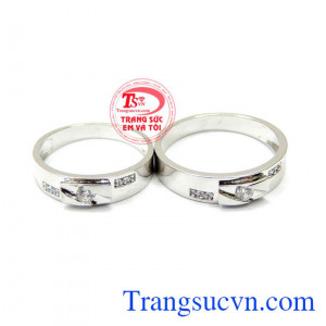 Thể hiện tình yêu sánh bước bên nhau điểm nổi bật của đôi nhẫn cưới vàng này là hai viên đá được thiết kế ở hai viền của nhẫn nói lên sự gắn kết mãi mãi của một tình yêu giản dị và trong sáng