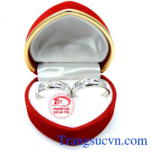 Nhẫn cưới sánh bước bên nhau