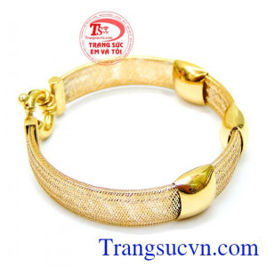 Mang lại sự trang nhã không kém phần sang trọng cho phái đẹp với thiết kế lắc nữ mới lạ sành điệu. Lắc tay nữ thời trang trẻ trung