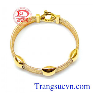 Lắc tay nữ thời trang trẻ trung sành điệu với mẫu thiết kế nữ tính. 