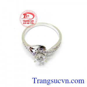 Nhẫn nữ đá cao bằng vàng 18k cao cấp, đính đá lấp lánh một sự lựa chọn không thể nào tốt hơn cho phái đẹp đeo hợp tời trang xinh xắn. Nhẫn nữ đá đẹp dịu dàng đẹp