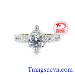 Đặc biệt các viên đá đẹp và đính tỉ mỉ trên đường viền của sản phẩm nhằm mang lại vẻ đẹp trong sáng nhất, lung linh nhất. Nhẫn nữ vàng trắng tặng phái đẹp