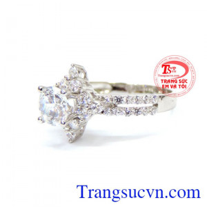Đính đá lấp lánh đơn giản nhưng vẫn mang sự nữ tính và sang trọng. Nhẫn nữ vàng trắng tặng phái đẹp