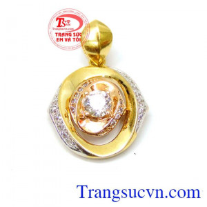 Mặt nữ vàng đính đá thanh lịch Mặt đay chuyền cũng sẽ lầ món phụ kiện không thể thiếu cho phái đẹp trong các dịp quan trọng làm toát lên phong thái quyến rủ, kiêu sa