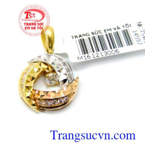 Mặt dây sáng bóng may mắn đẹp kết hợp với những viên đá lấp lánh tạo lên vẻ sang trọng rất phù hợp với phái đẹp đeo hợp thời trang tỏa sang tạo vẻ đẹp quý phái