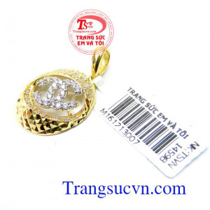 Mặt dây tặng phái đẹp đeo hợp thời trang toát lên được vẻ đẹp quý phái nữ tính.